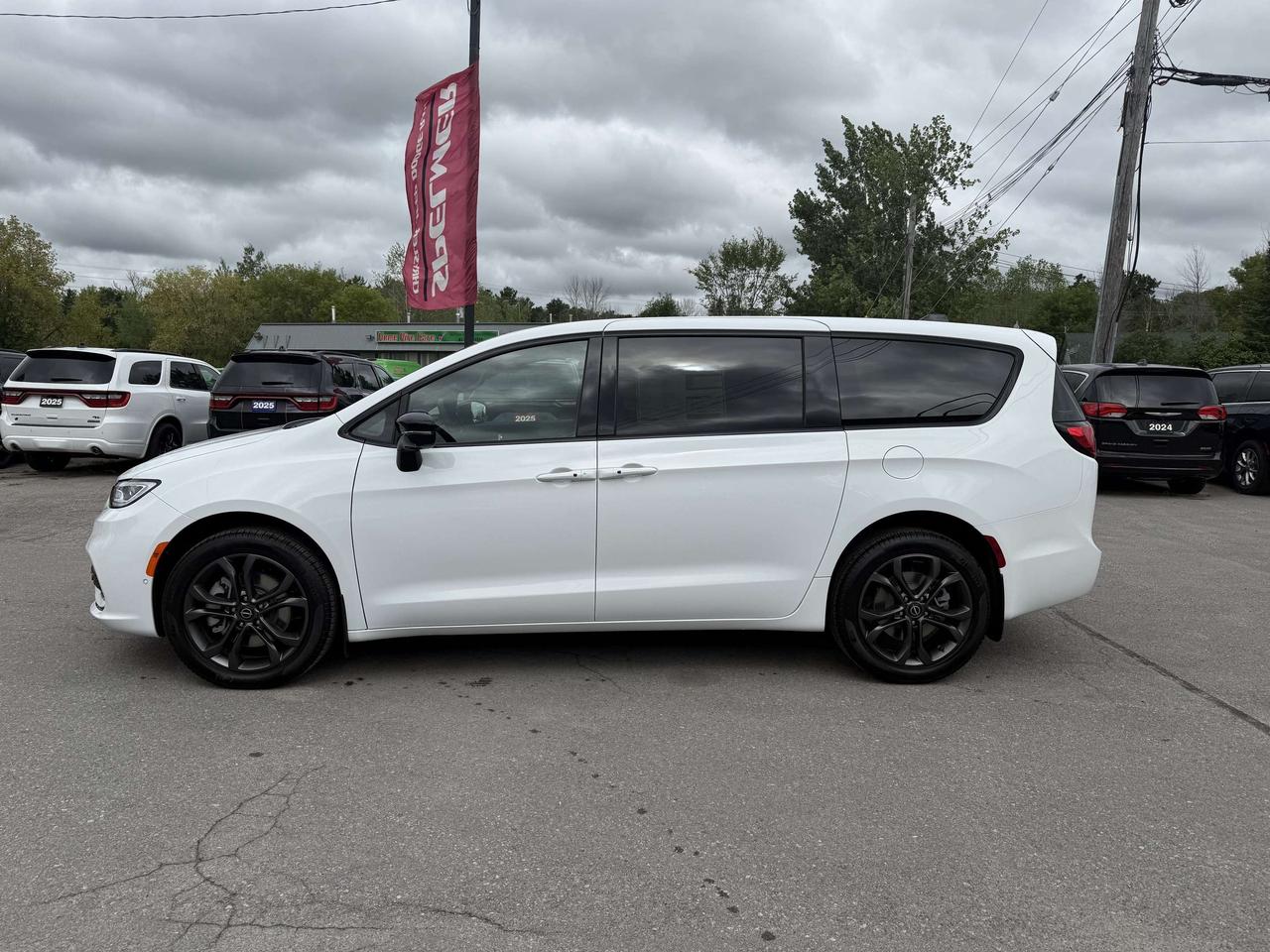 2026 Chrysler Pacifica 100th Anniversary AWD Photo5
