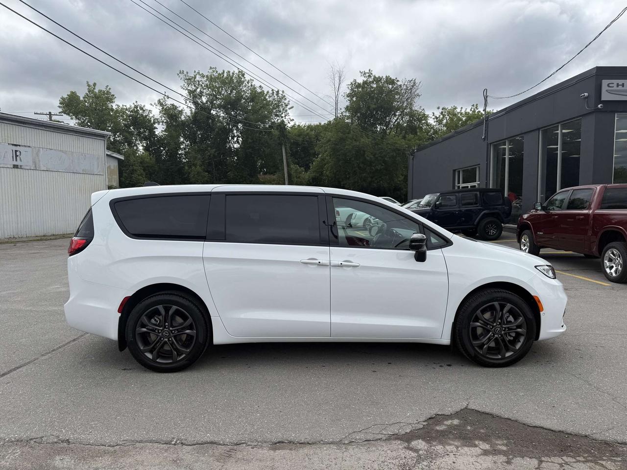2026 Chrysler Pacifica 100th Anniversary AWD Photo