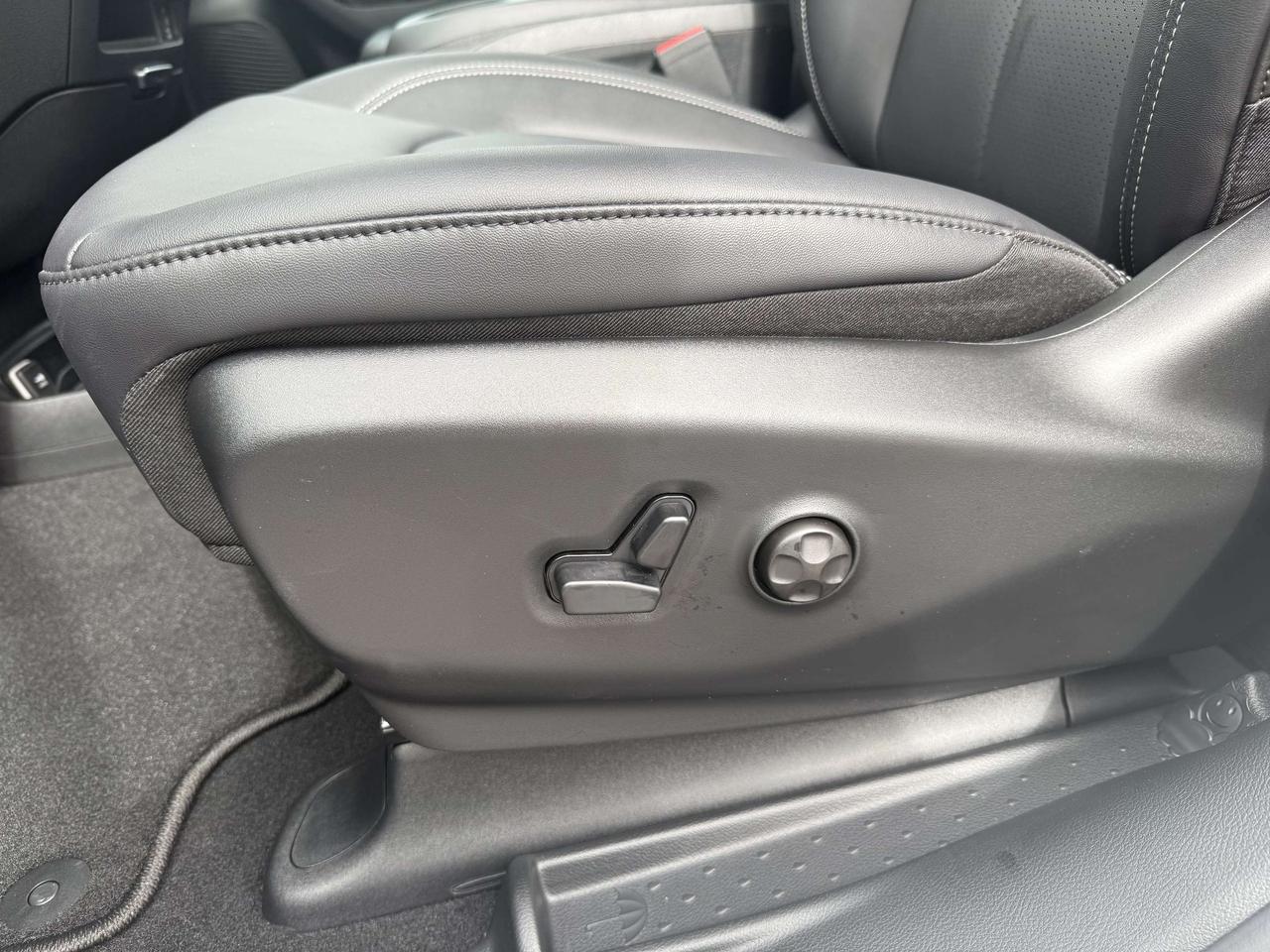 2026 Chrysler Pacifica 100th Anniversary AWD Photo