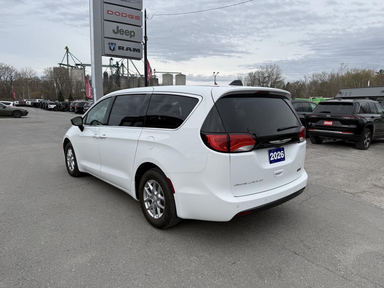 2026 Dodge Grand Caravan SXT Photo2