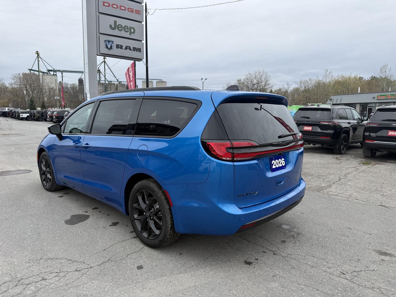 2026 Chrysler Pacifica Select S Appearance Package Photo2