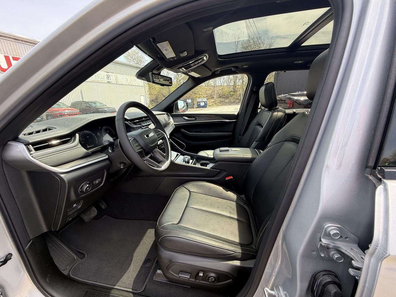 2025 Jeep Grand Cherokee LIMITED- PANOROOF-NAV- COOLED SEATS Photo