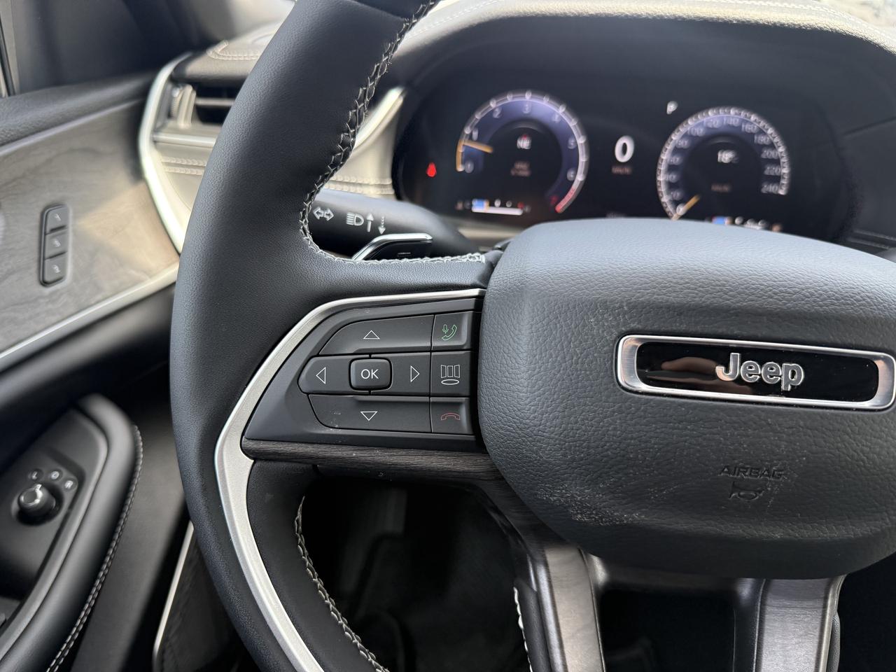 2025 Jeep Grand Cherokee LIMITED- PANOROOF-NAV- COOLED SEATS Photo