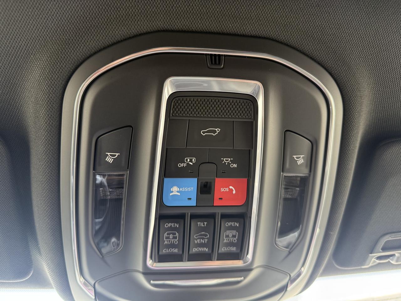 2025 Jeep Grand Cherokee LIMITED- PANOROOF-NAV- COOLED SEATS Photo