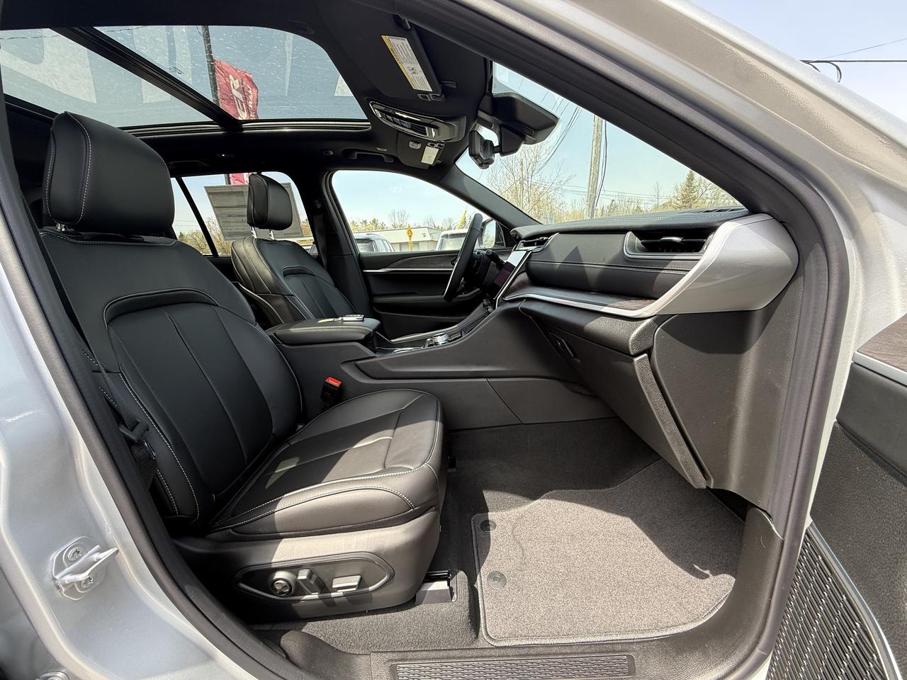 2025 Jeep Grand Cherokee LIMITED- PANOROOF-NAV- COOLED SEATS Photo