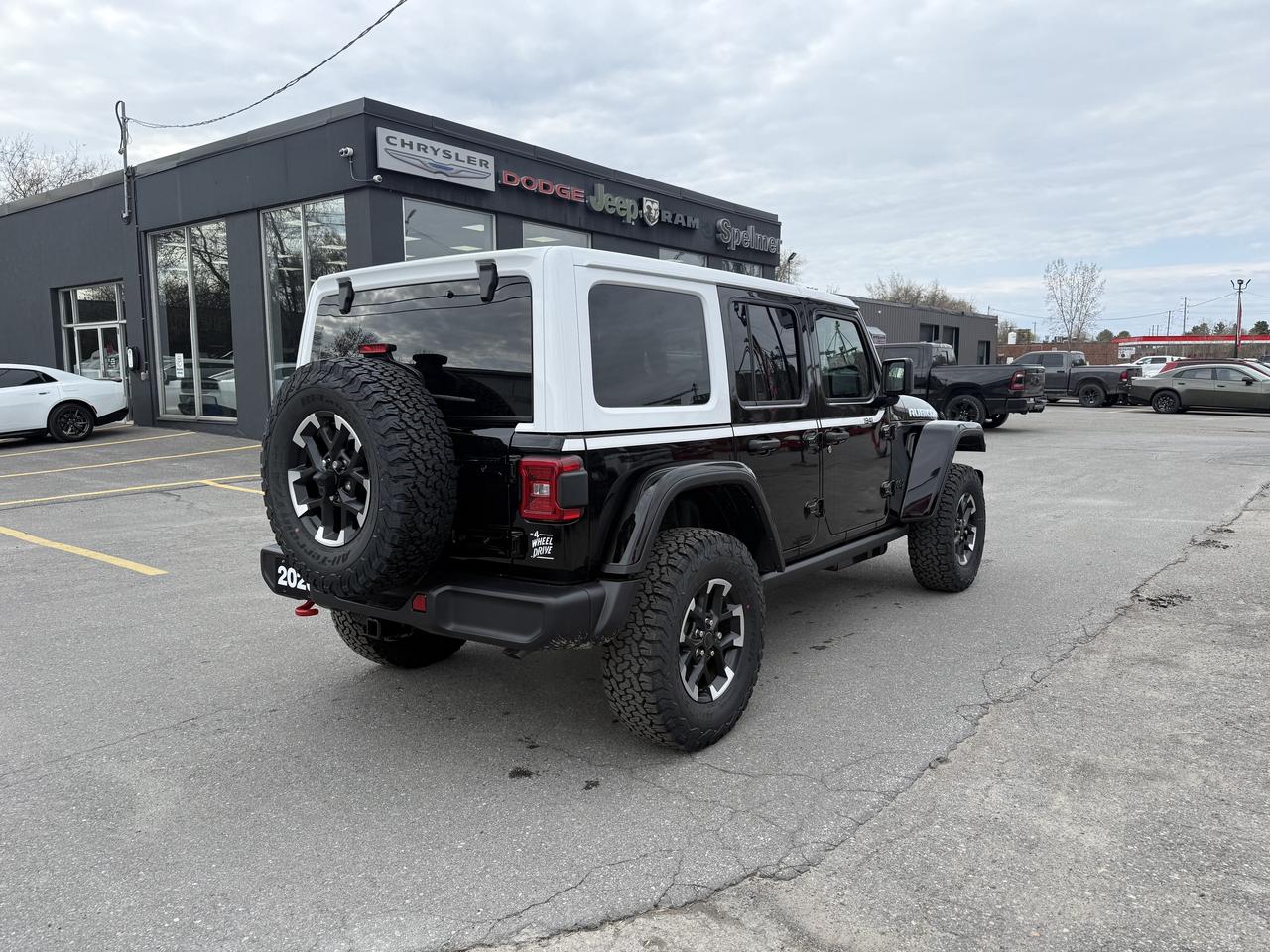 2026 Jeep Wrangler Rubicon 4 door 4X4 - Whitecap Package - Manual! Photo4