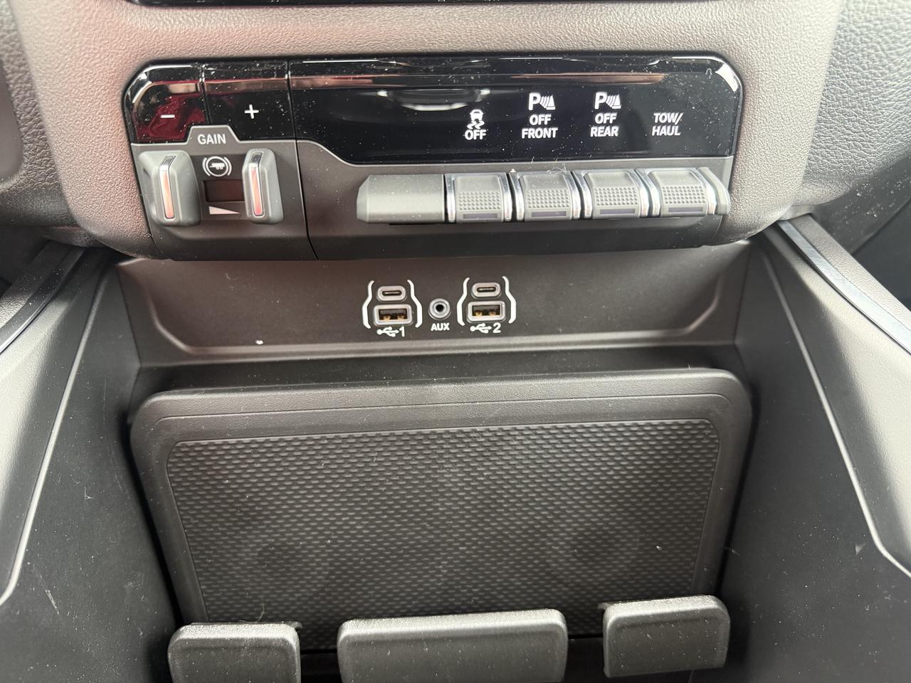 2026 RAM 1500 Black Express Crew Cab 4x4 Photo