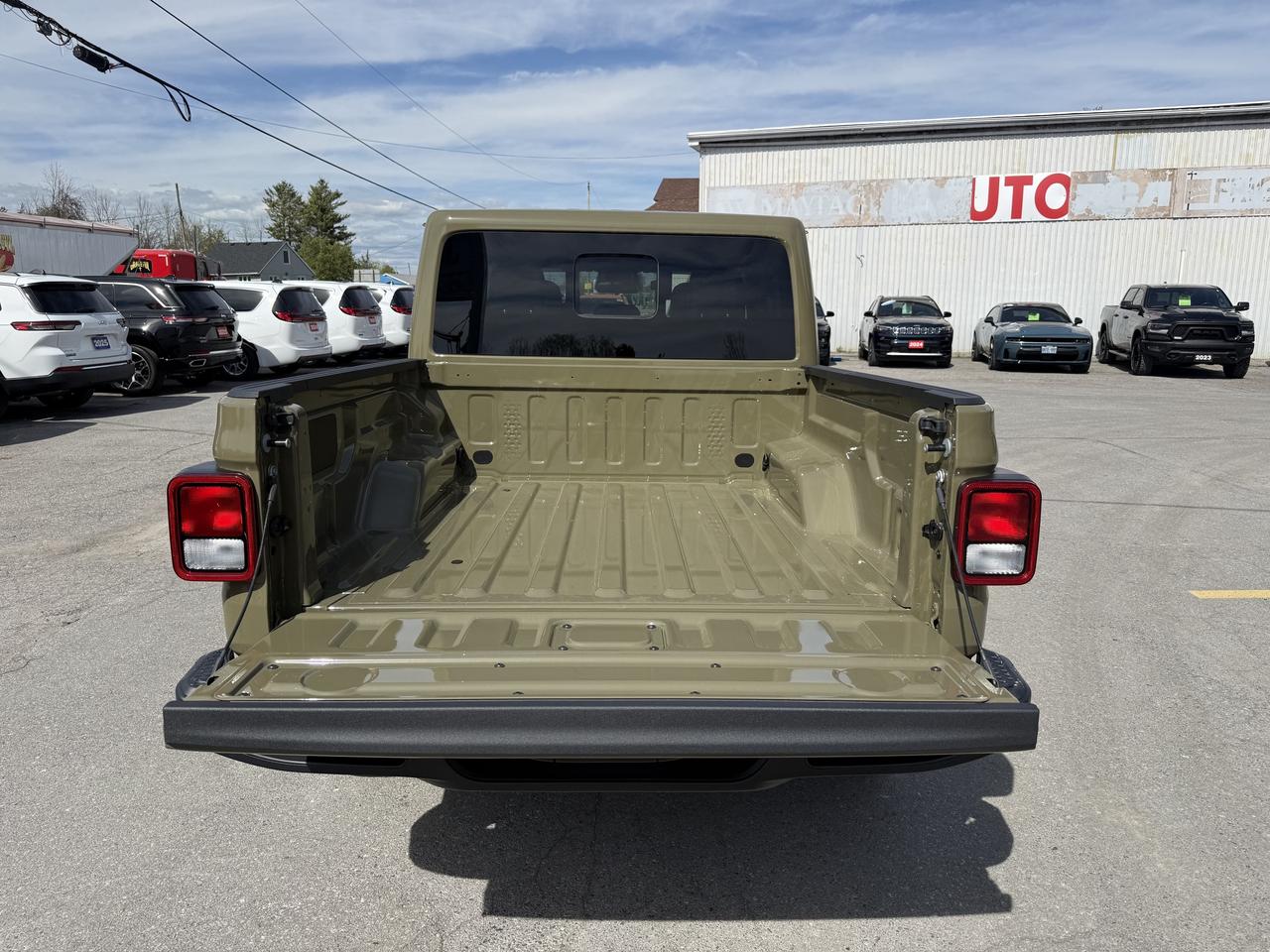 2026 Jeep Gladiator Sahara 4X4 Photo4