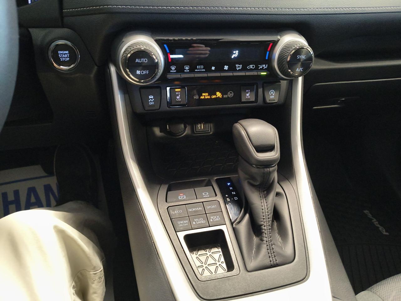 2024 Toyota RAV4 XLE Photo0