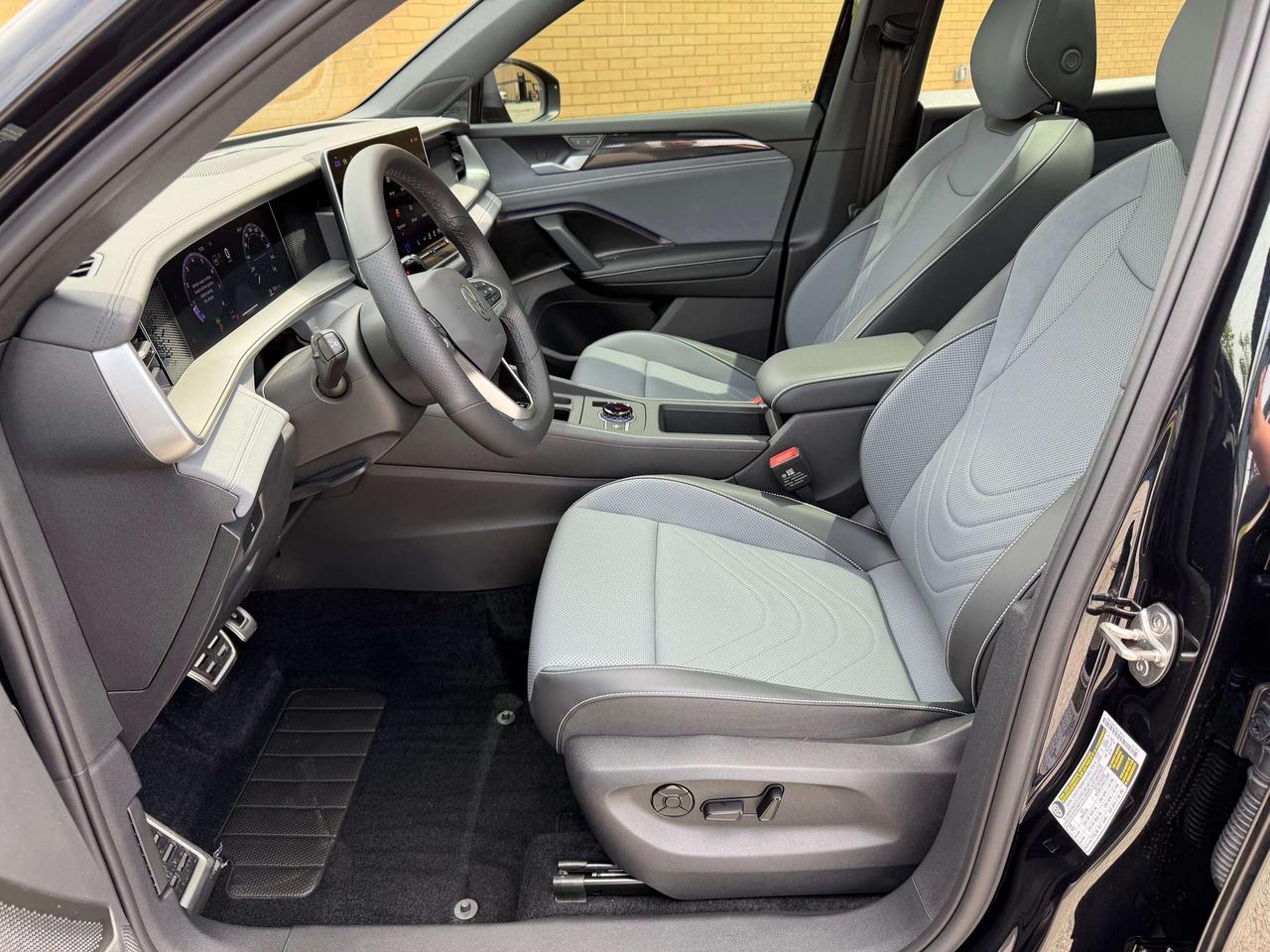 2026 Volkswagen Tiguan Comfortline R-Line Black Edition 1 Owner Certified Photo