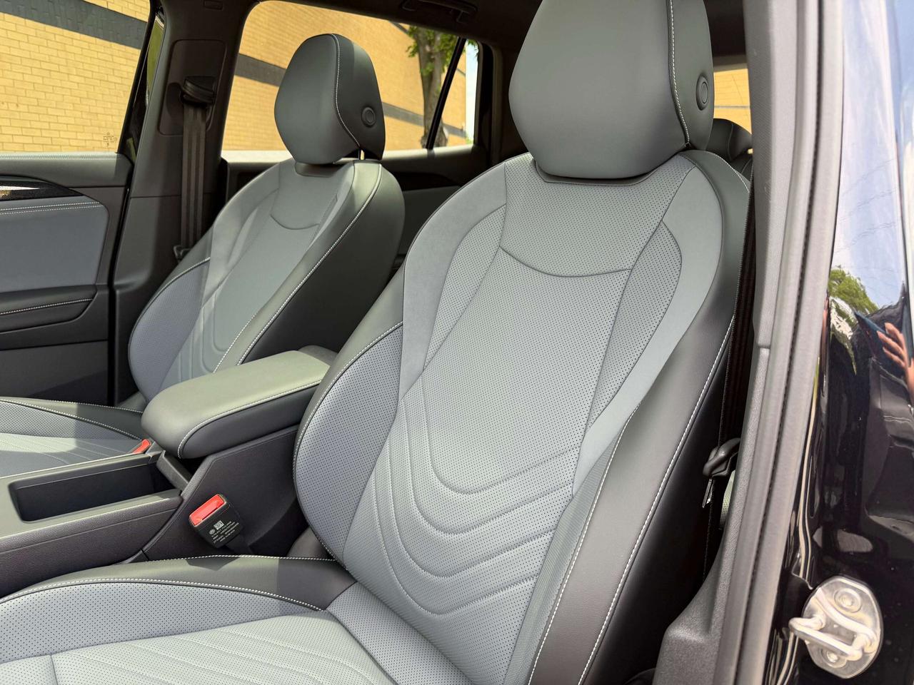 2026 Volkswagen Tiguan Comfortline R-Line Black Edition 1 Owner Certified Photo