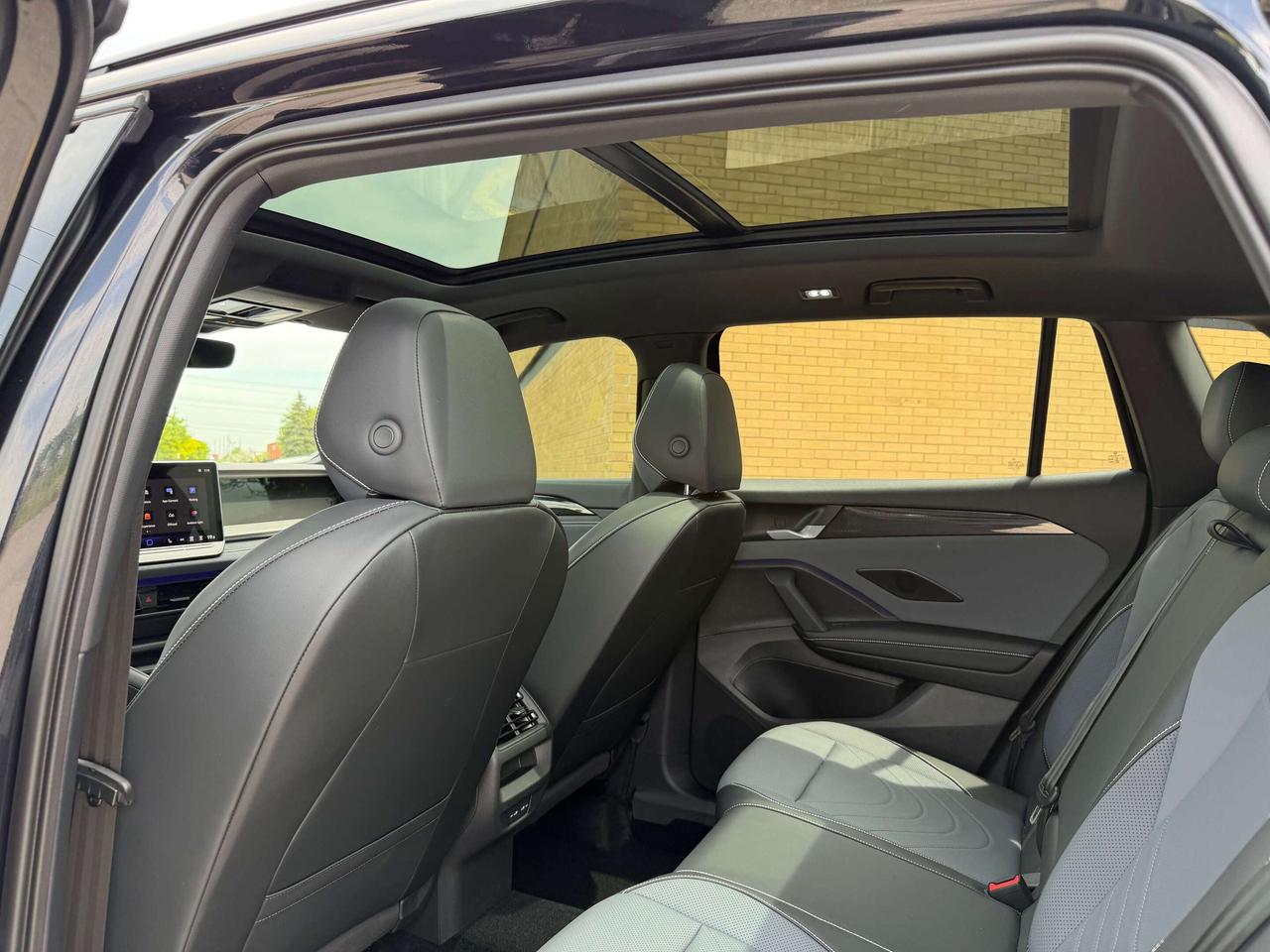 2026 Volkswagen Tiguan Comfortline R-Line Black Edition 1 Owner Certified Photo