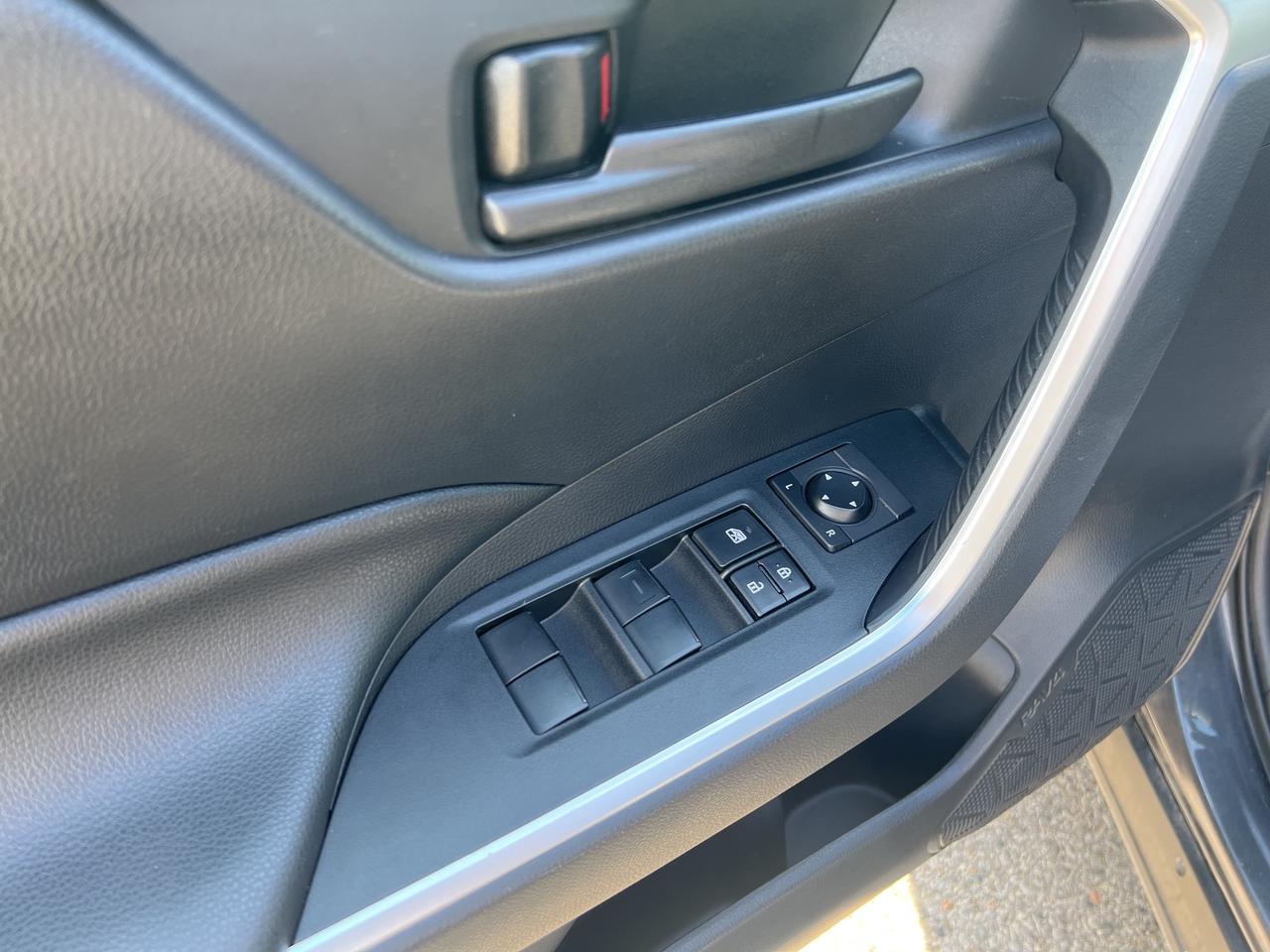 2019 Toyota RAV4 AWD LE Photo