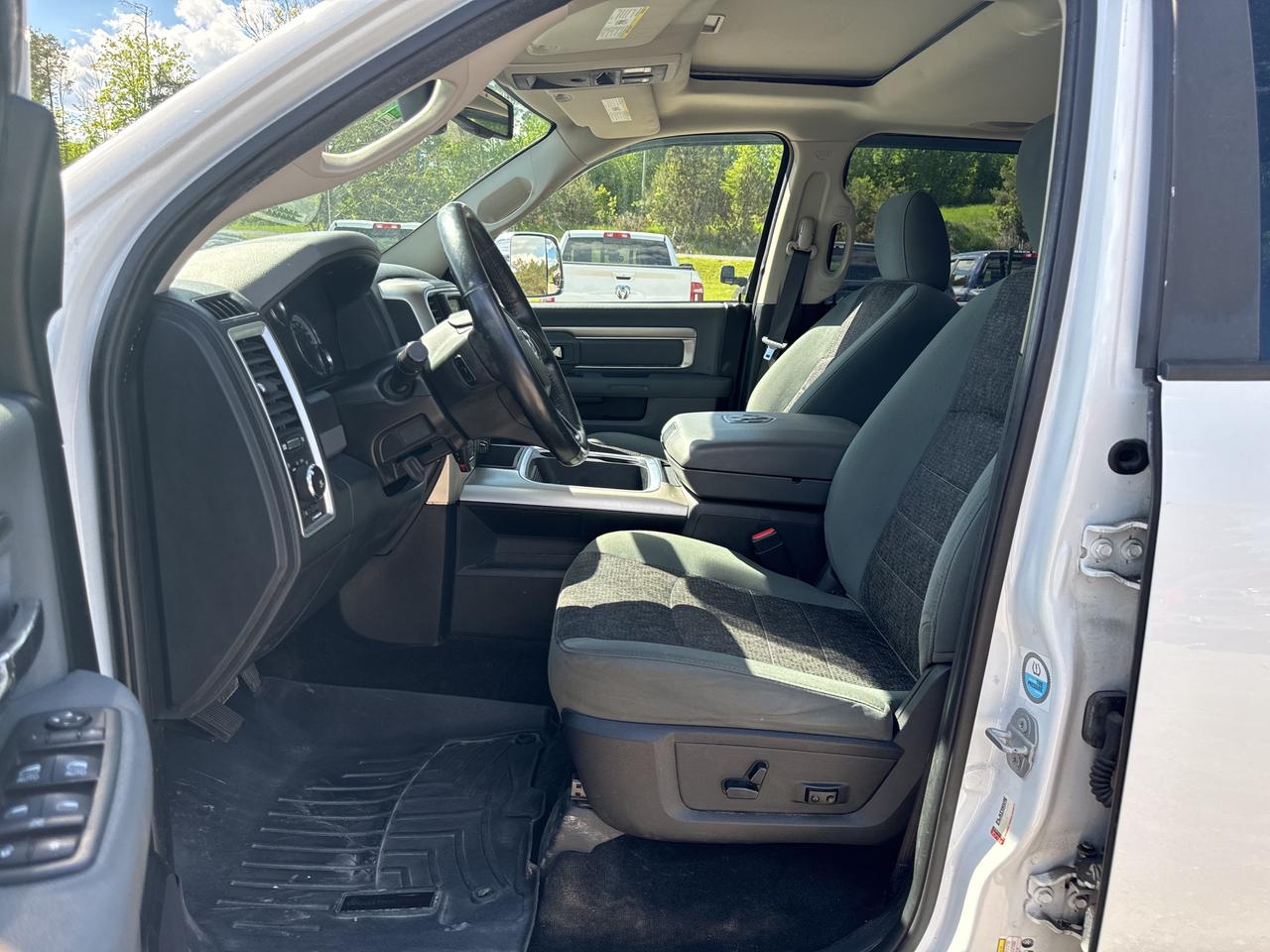 2016 RAM 1500 Big Horn - tow pkg - sunroof Photo