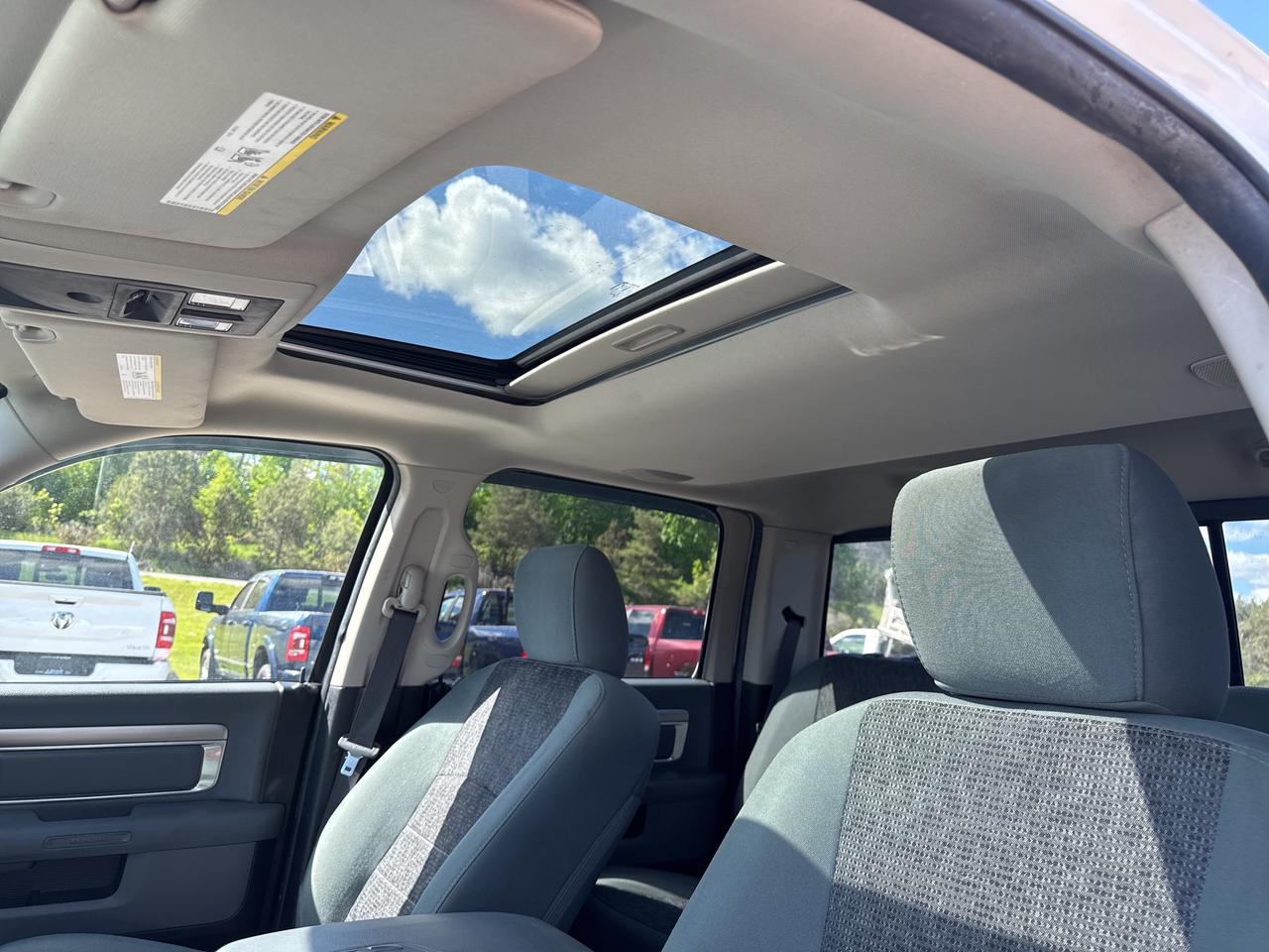 2016 RAM 1500 Big Horn - tow pkg - sunroof Photo