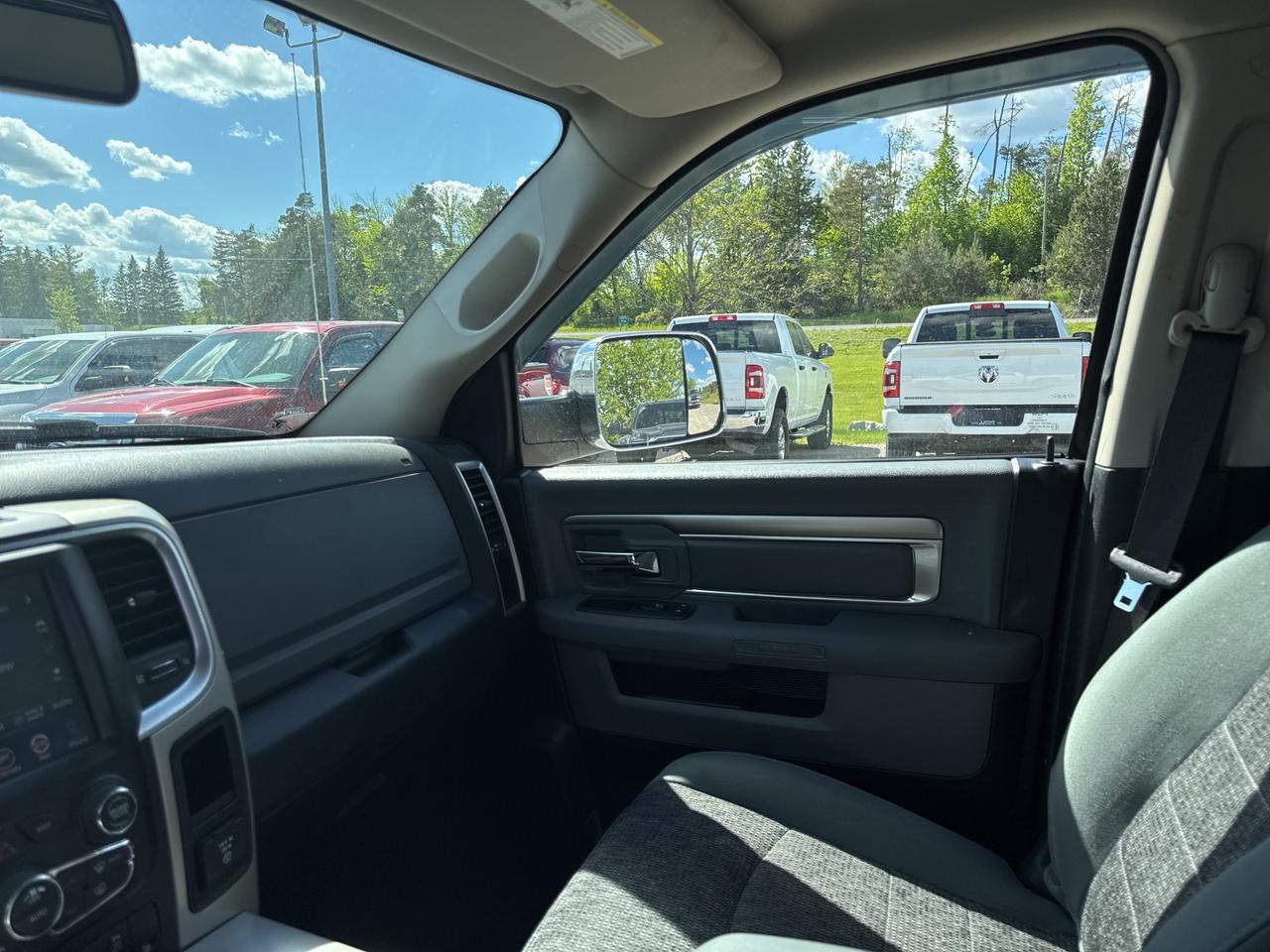 2016 RAM 1500 Big Horn - tow pkg - sunroof Photo