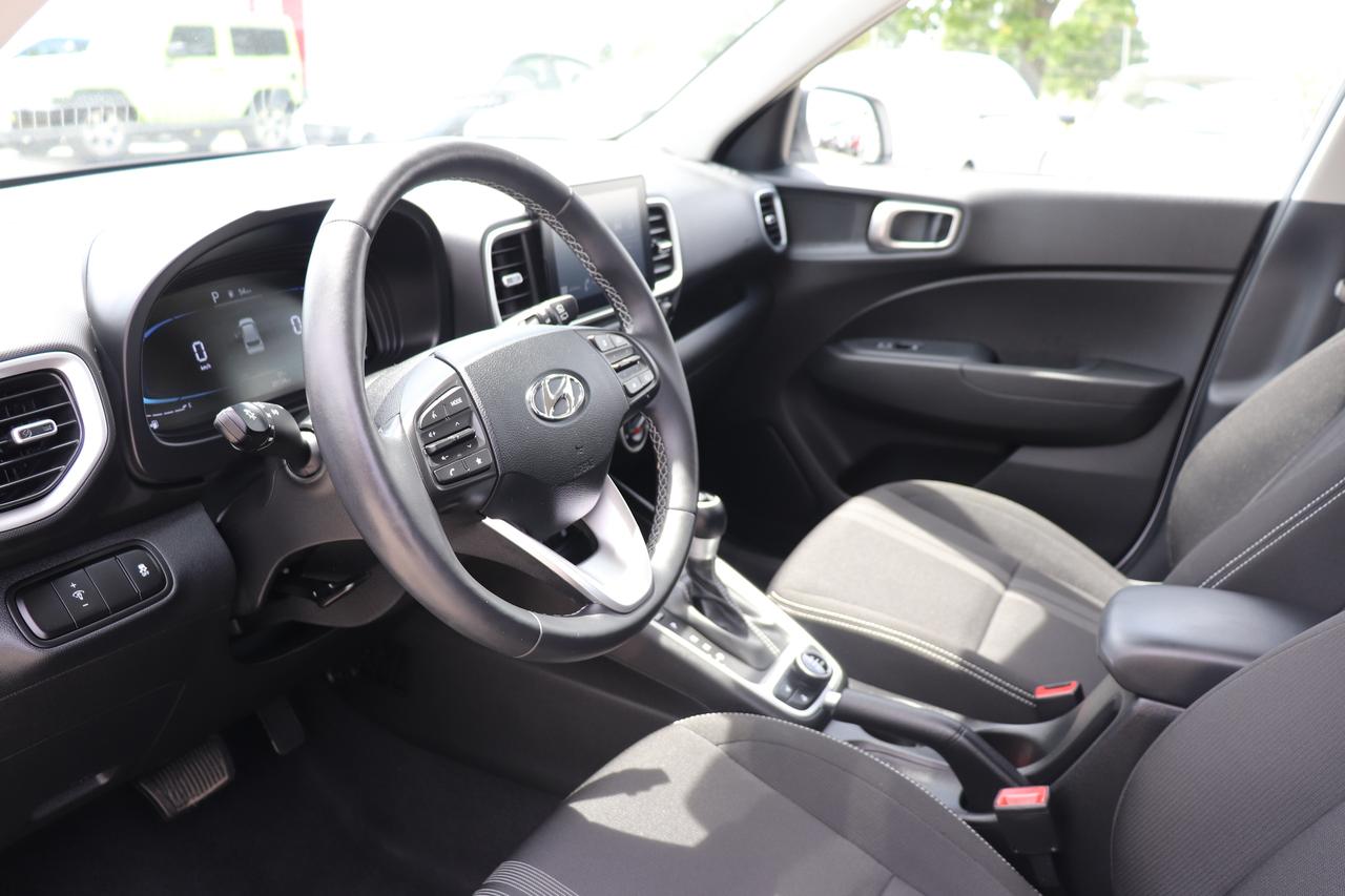 2025 Hyundai Venue Preferred IVT w-Two-Tone Photo