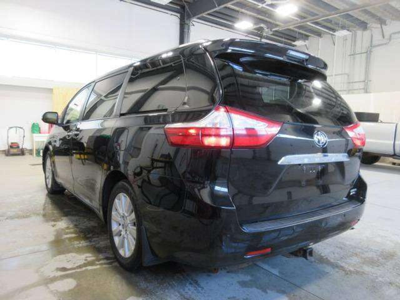 2015 Toyota Sienna AWD LIMITED, NAV, DUAL ROOFS, DVD, LEATHER, 179K! Photo4