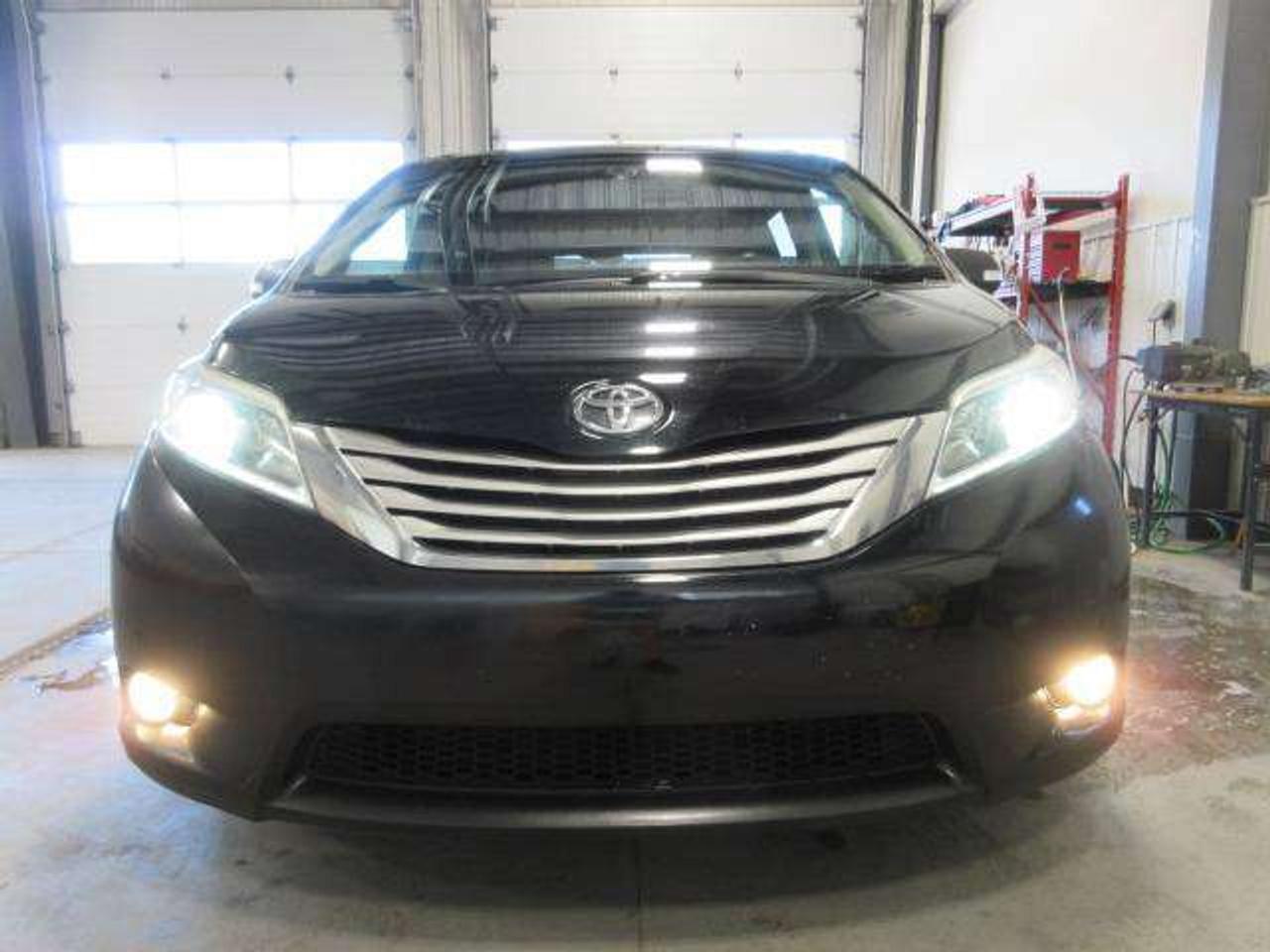 2015 Toyota Sienna AWD LIMITED, NAV, DUAL ROOFS, DVD, LEATHER, 179K! Photo