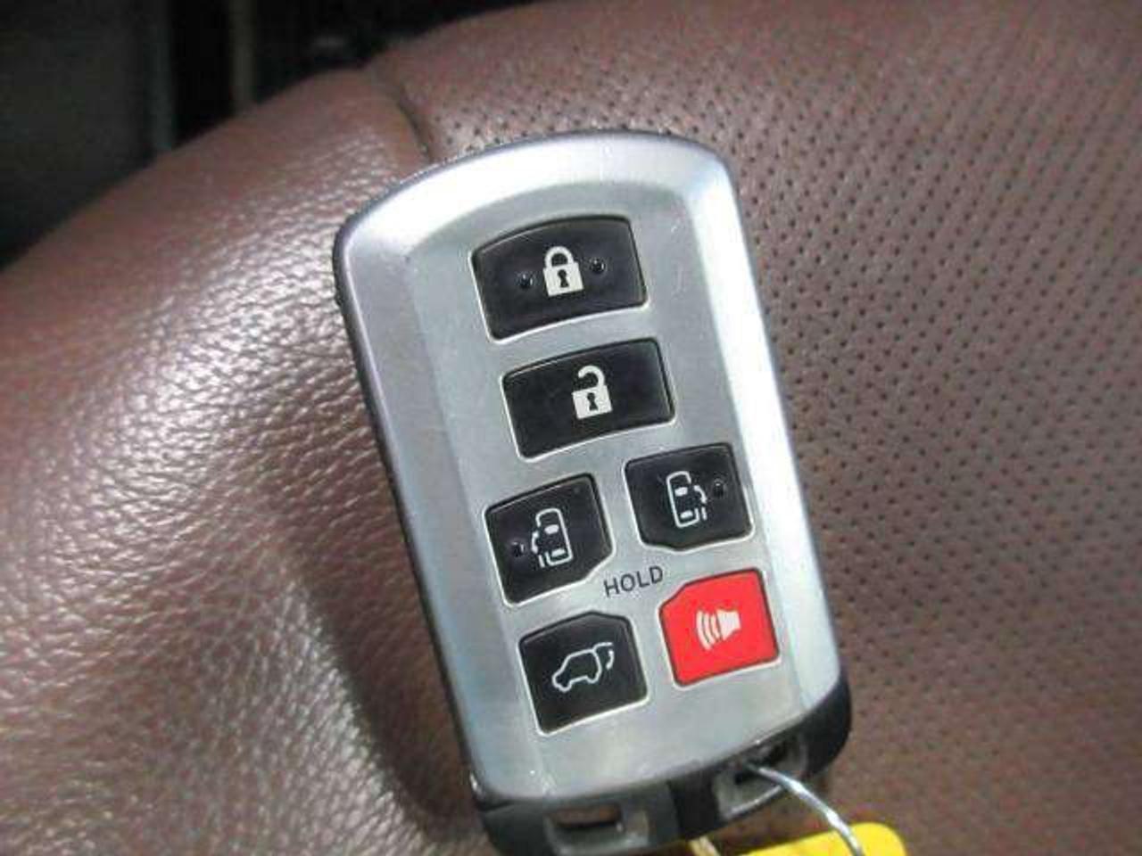 2015 Toyota Sienna AWD LIMITED, NAV, DUAL ROOFS, DVD, LEATHER, 179K! Photo