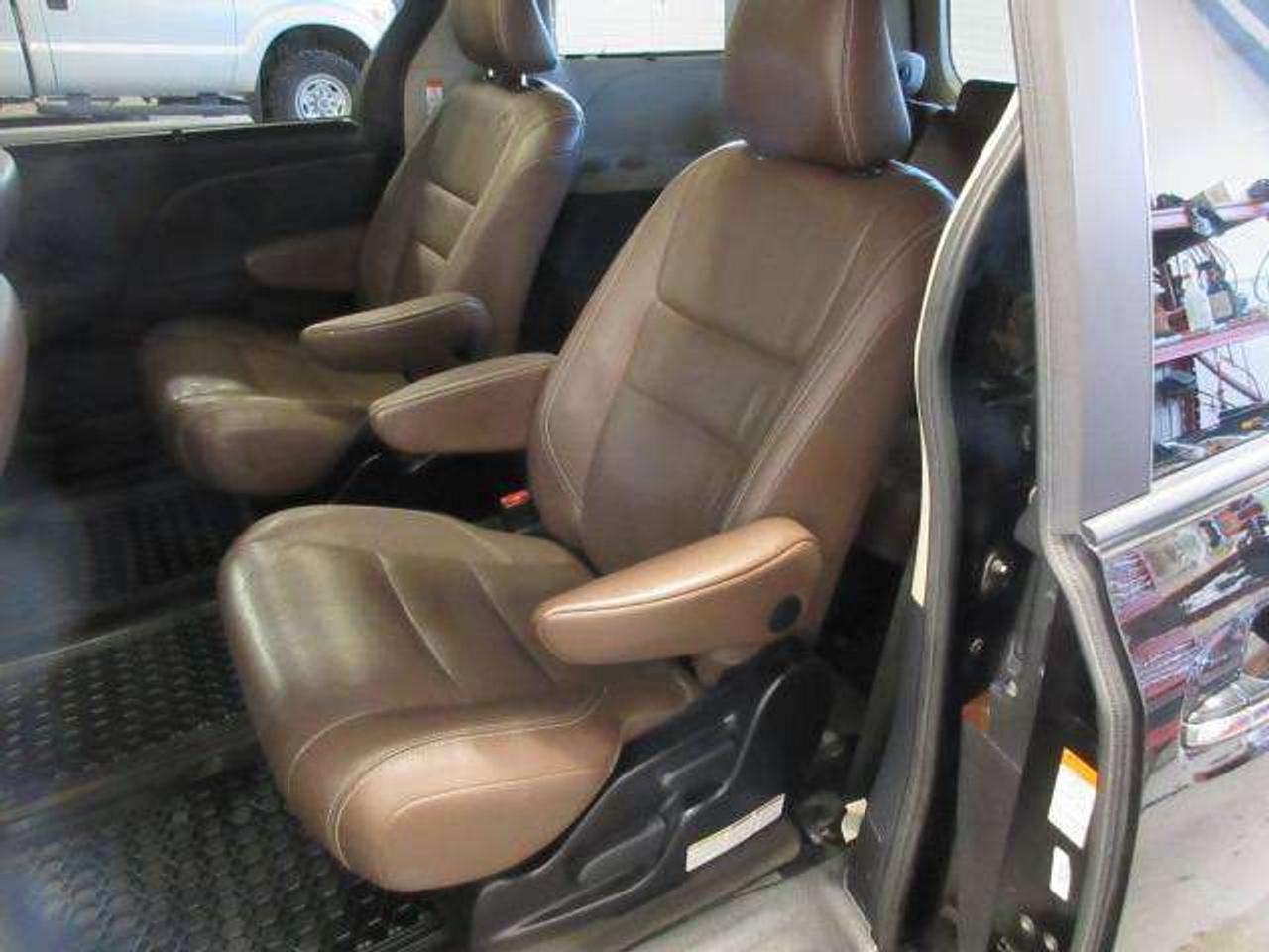 2015 Toyota Sienna AWD LIMITED, NAV, DUAL ROOFS, DVD, LEATHER, 179K! Photo