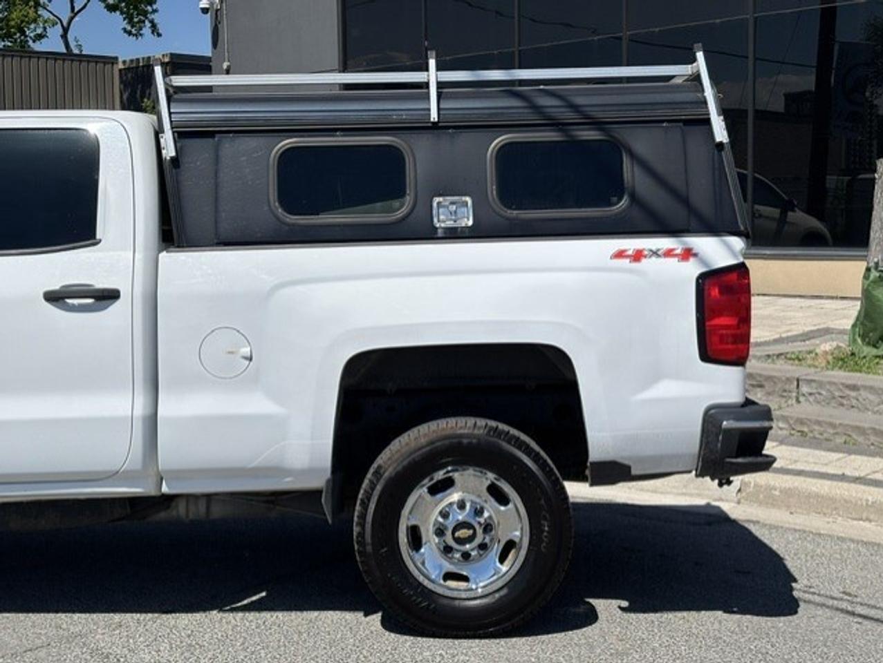 2015 Chevrolet SILVERADO 2500HD 4X4 **6.6L DURAMAX DIESEL-CREW CAB-SHORT BOX** Photo