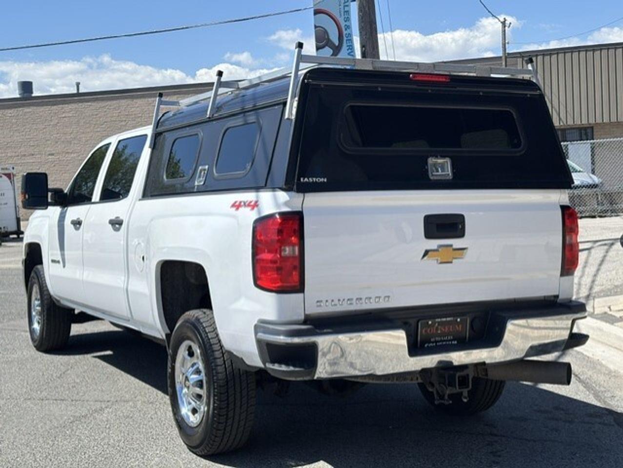 2015 Chevrolet SILVERADO 2500HD 4X4 **6.6L DURAMAX DIESEL-CREW CAB-SHORT BOX** Photo3