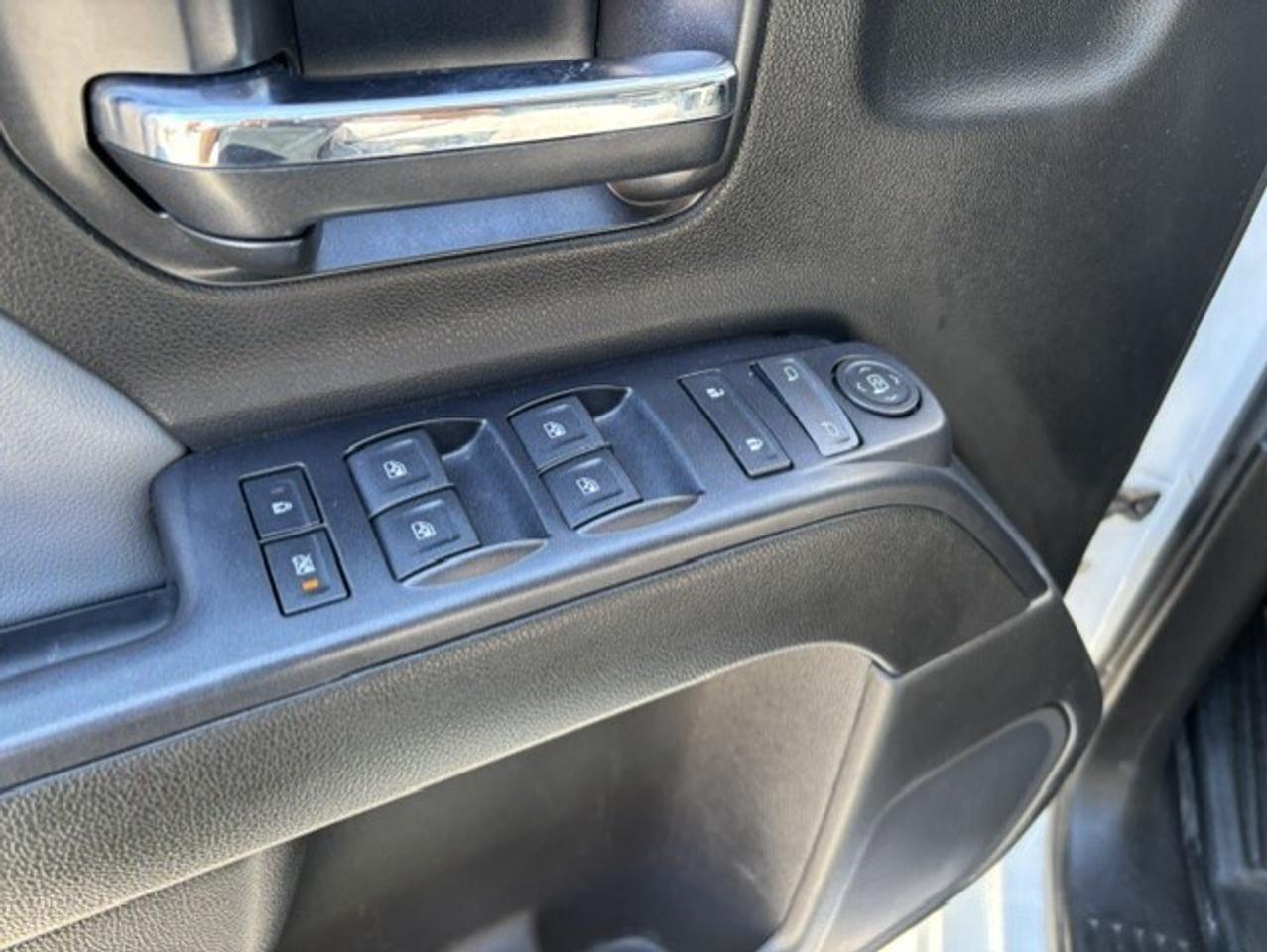 2015 Chevrolet SILVERADO 2500HD 4X4 **6.6L DURAMAX DIESEL-CREW CAB-SHORT BOX** Photo