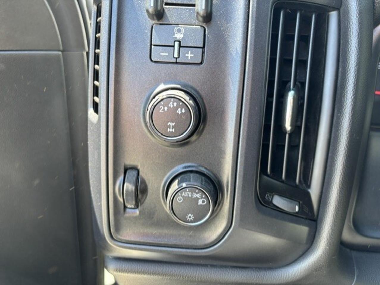 2015 Chevrolet SILVERADO 2500HD 4X4 **6.6L DURAMAX DIESEL-CREW CAB-SHORT BOX** Photo