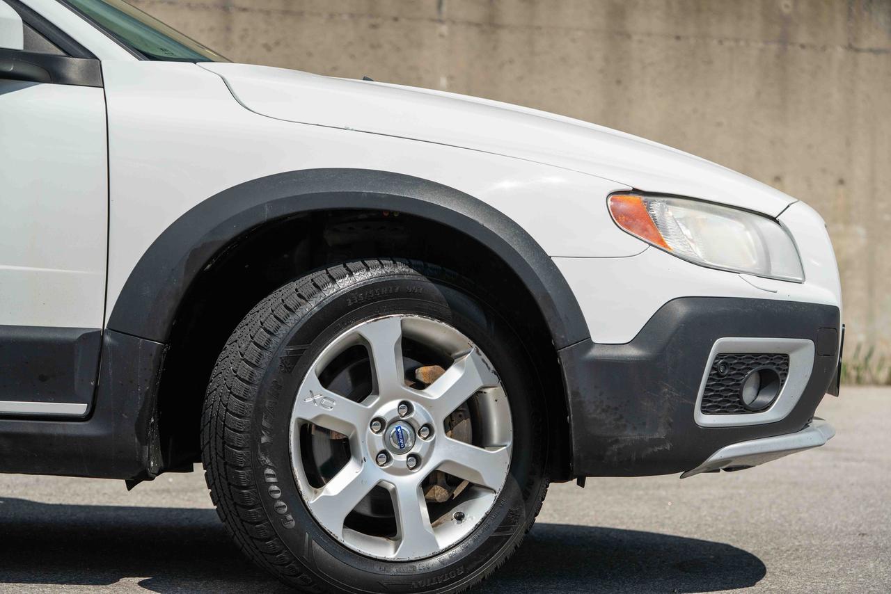 2011 Volvo XC70 3.2L AWD WAGON Photo