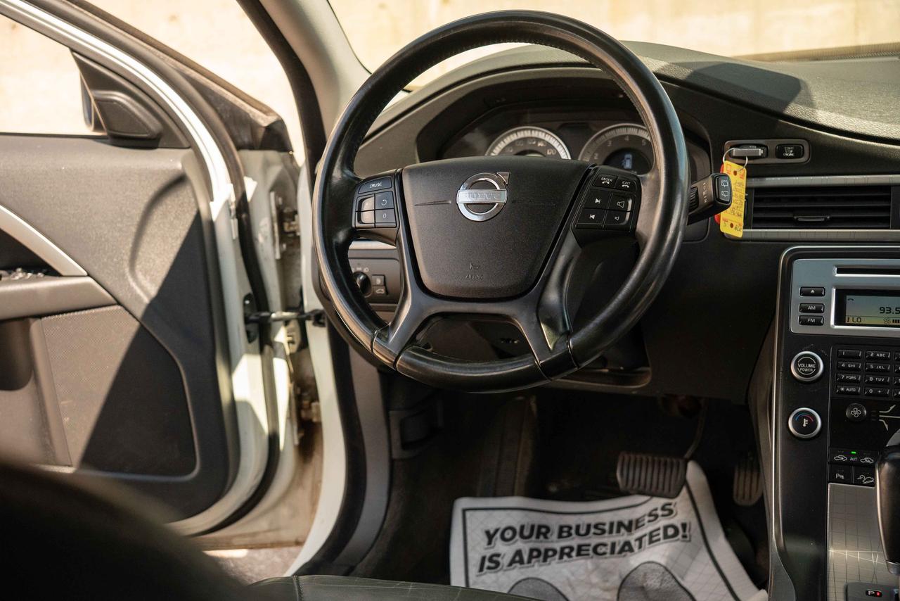 2011 Volvo XC70 3.2L AWD WAGON Photo