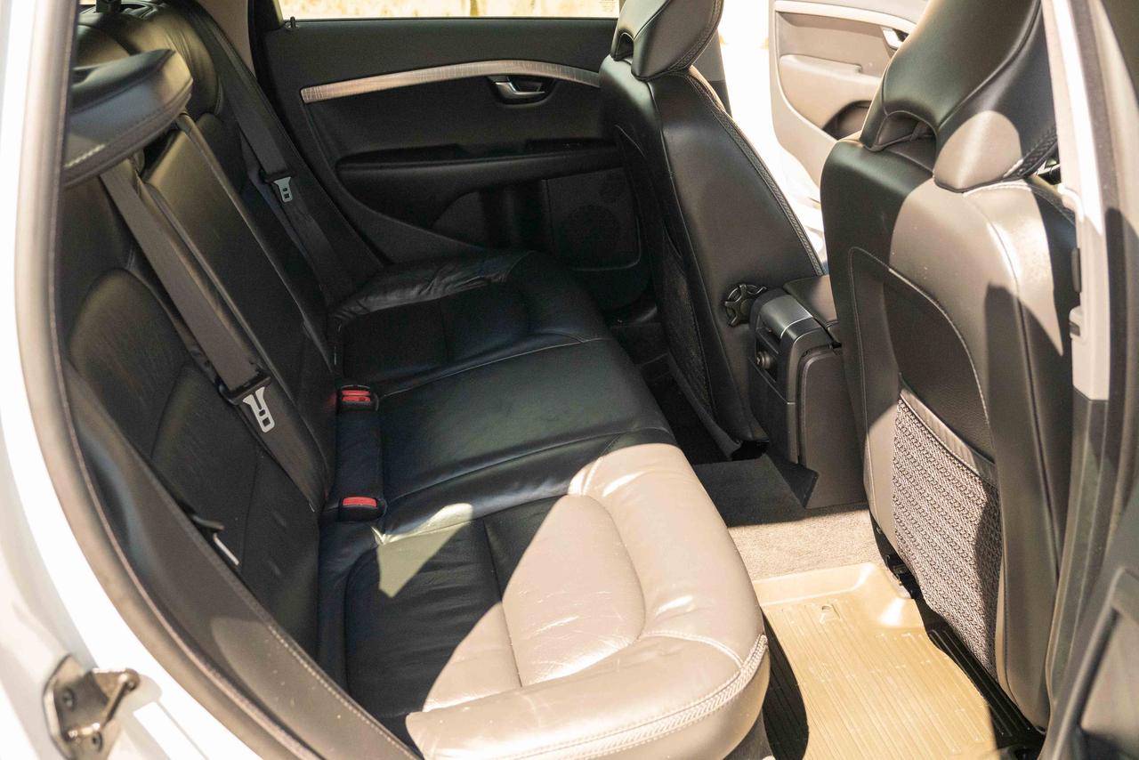 2011 Volvo XC70 3.2L AWD WAGON Photo