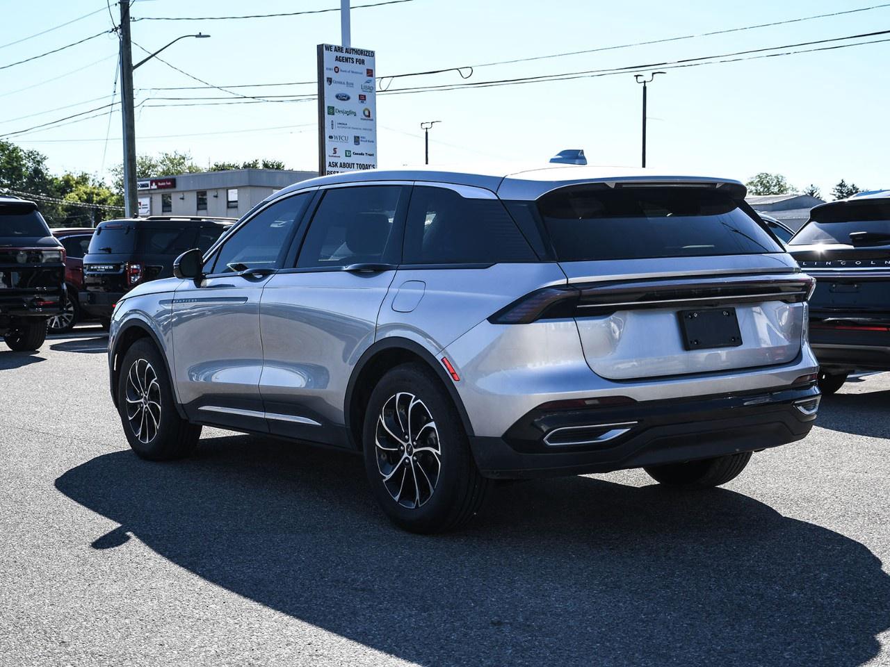 2025 Lincoln Nautilus Premiere AWD Photo2