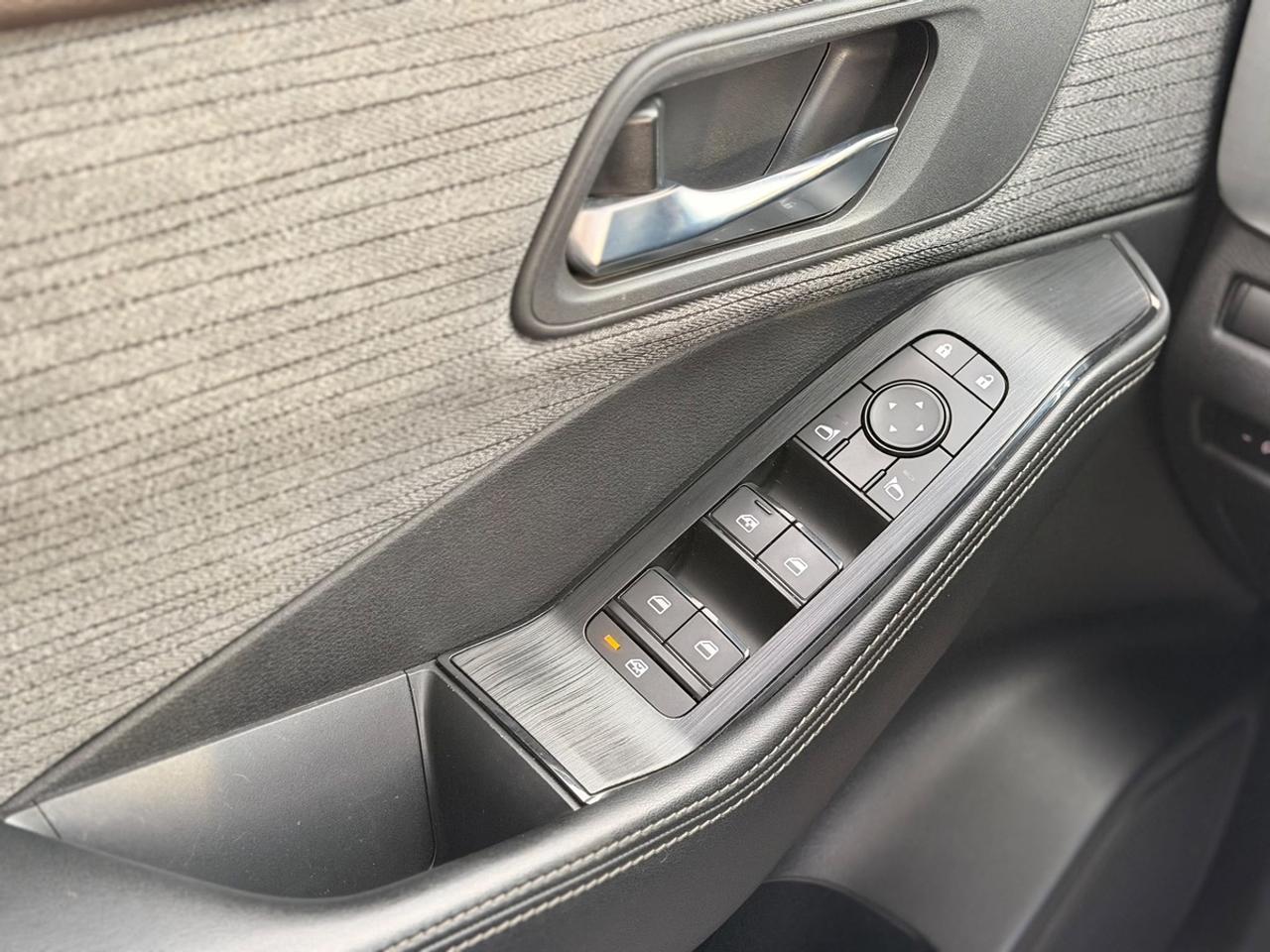 2023 Nissan Rogue SV Photo
