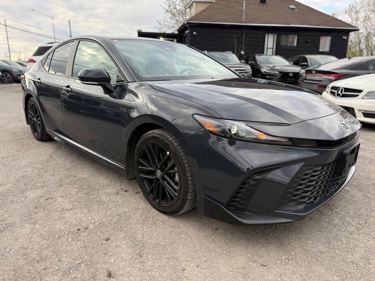 2025 Toyota Camry SE UPGRADE HYBRID Photo2