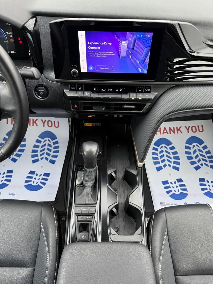 2025 Toyota Camry SE UPGRADE HYBRID Photo