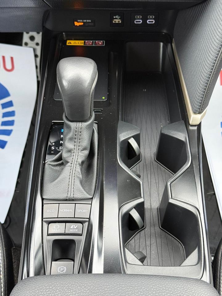 2025 Toyota Camry SE UPGRADE HYBRID Photo