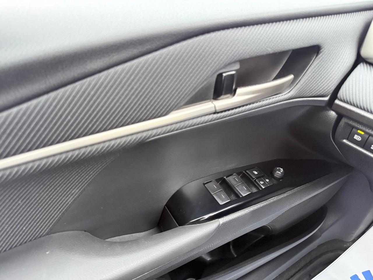 2025 Toyota Camry SE UPGRADE HYBRID Photo