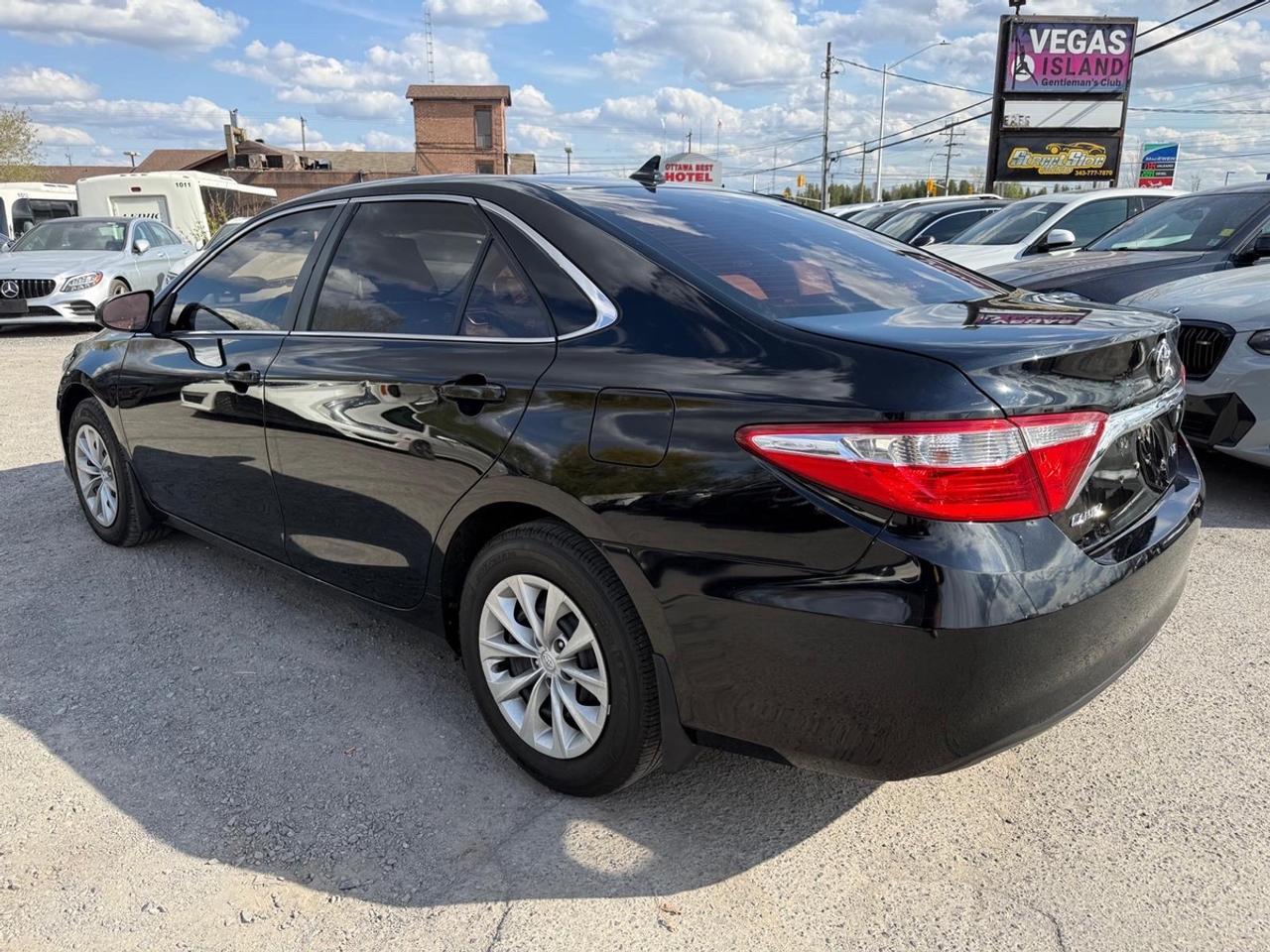 2015 Toyota Camry LE Photo3