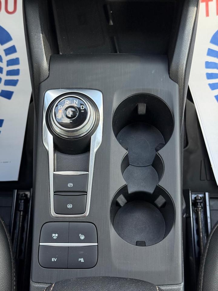 2022 Ford Escape Titanium Photo