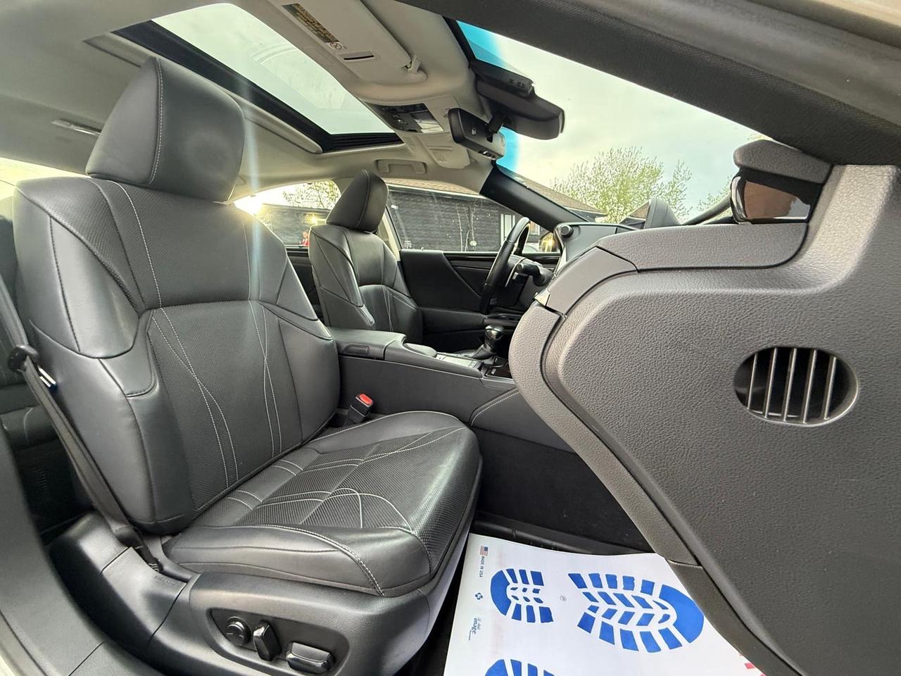 2019 Lexus ES 300h Ultra Luxury Photo