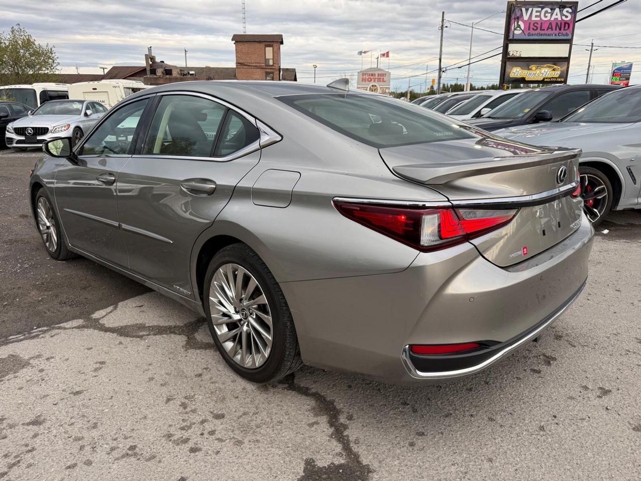 2019 Lexus ES 300h Ultra Luxury Photo