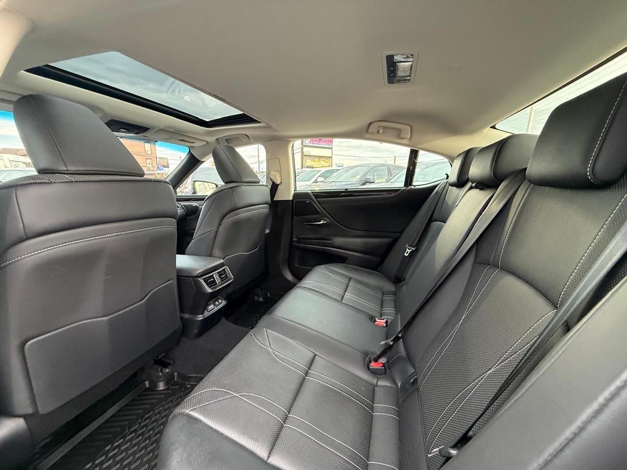 2019 Lexus ES 300h Ultra Luxury Photo