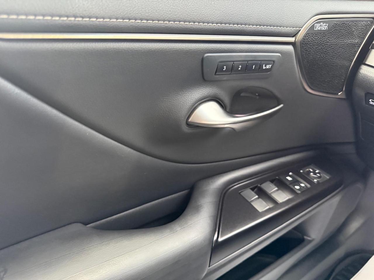 2019 Lexus ES 300h Ultra Luxury Photo