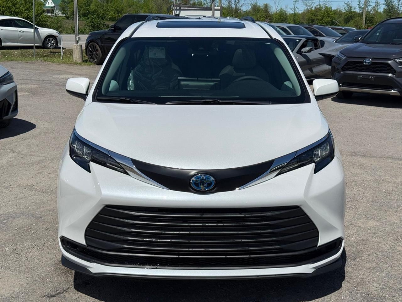 2025 Toyota Sienna XLE Photo
