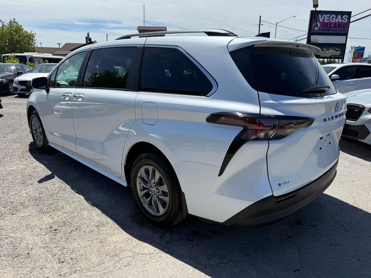 2025 Toyota Sienna XLE Photo