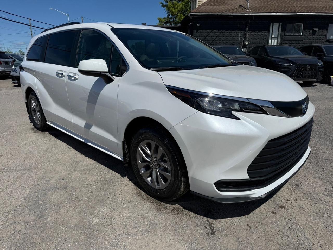 2025 Toyota Sienna XLE Photo