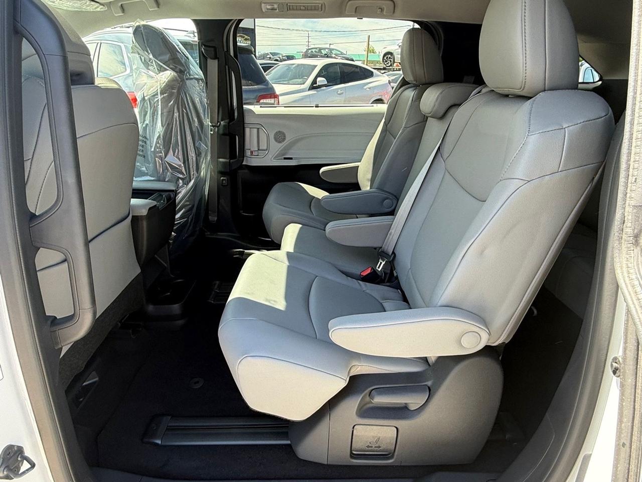 2025 Toyota Sienna XLE Photo