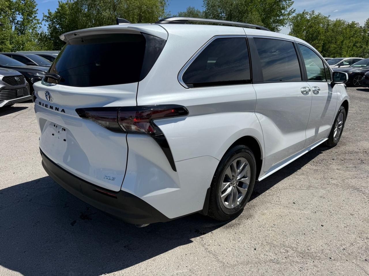 2025 Toyota Sienna XLE Photo