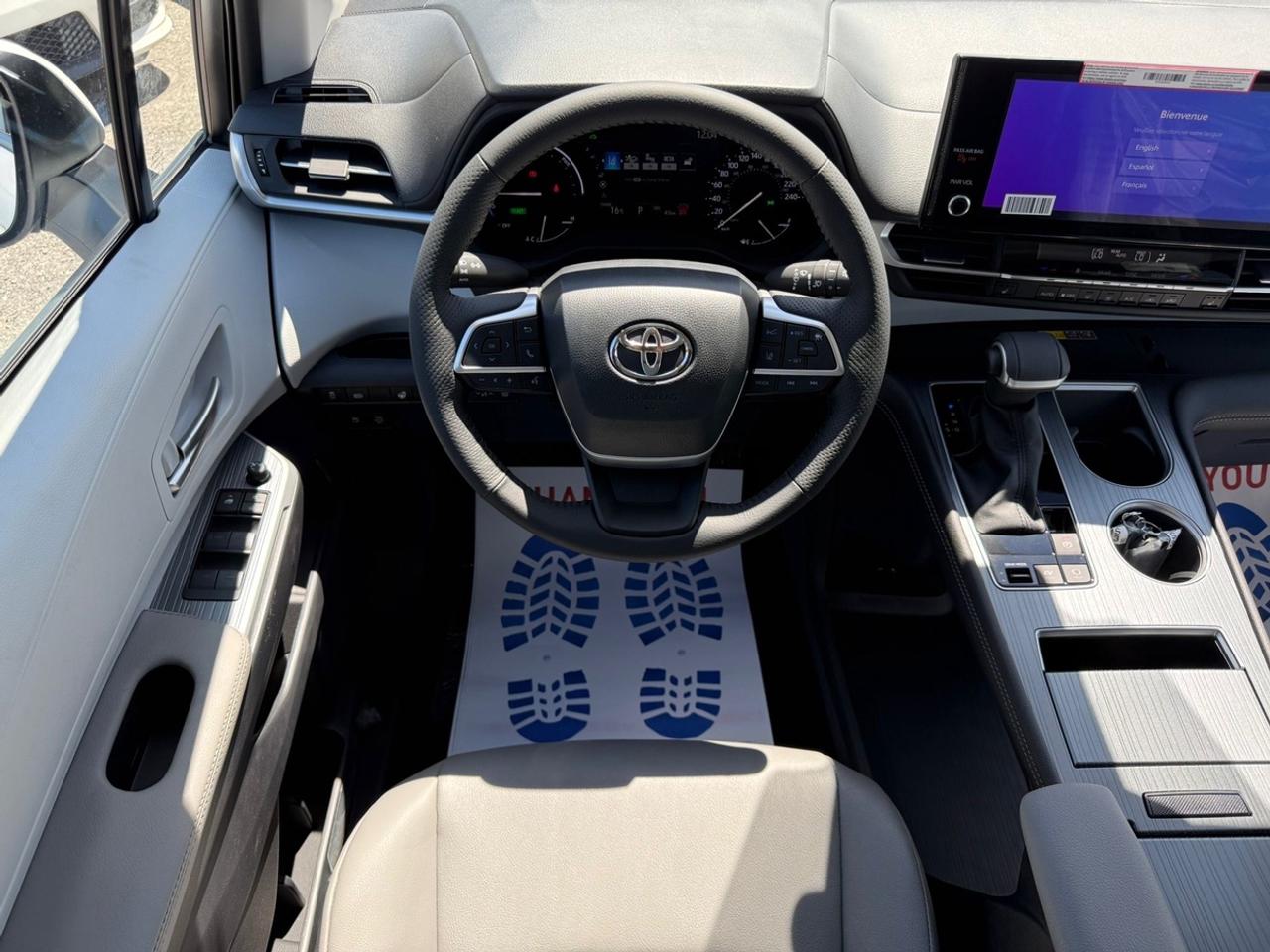 2025 Toyota Sienna XLE Photo